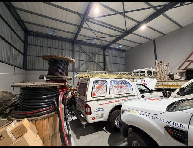 547M² WAREHOUSE TO LET IN STIKLAND INDUSTRIAL